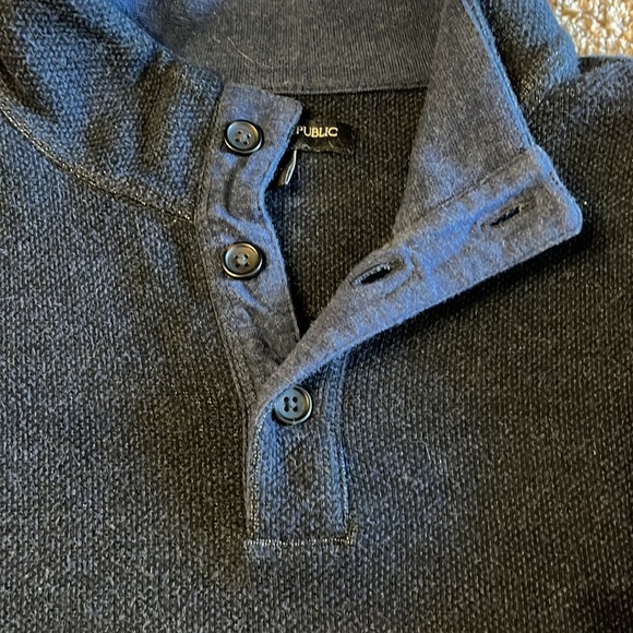 Excellent preowned condition. Made by Banana Republic in a size large. - Picture 4 of 8